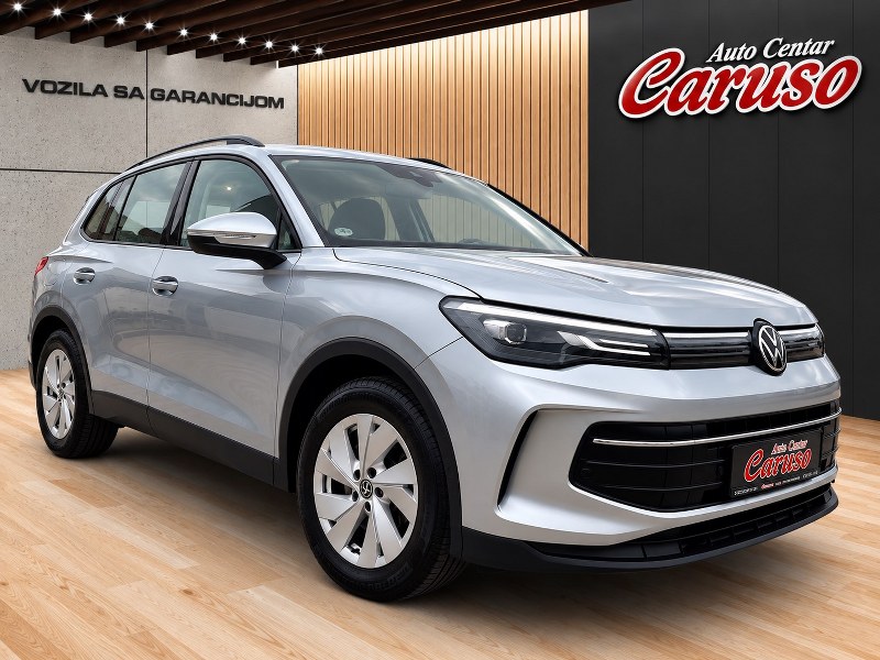 Srebrni Volkswagen SUV u salonu (1)_800_600-tiguan-9567